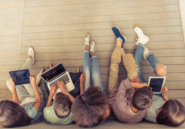 Jóvenes De La Generación Z Conectados Al Internet