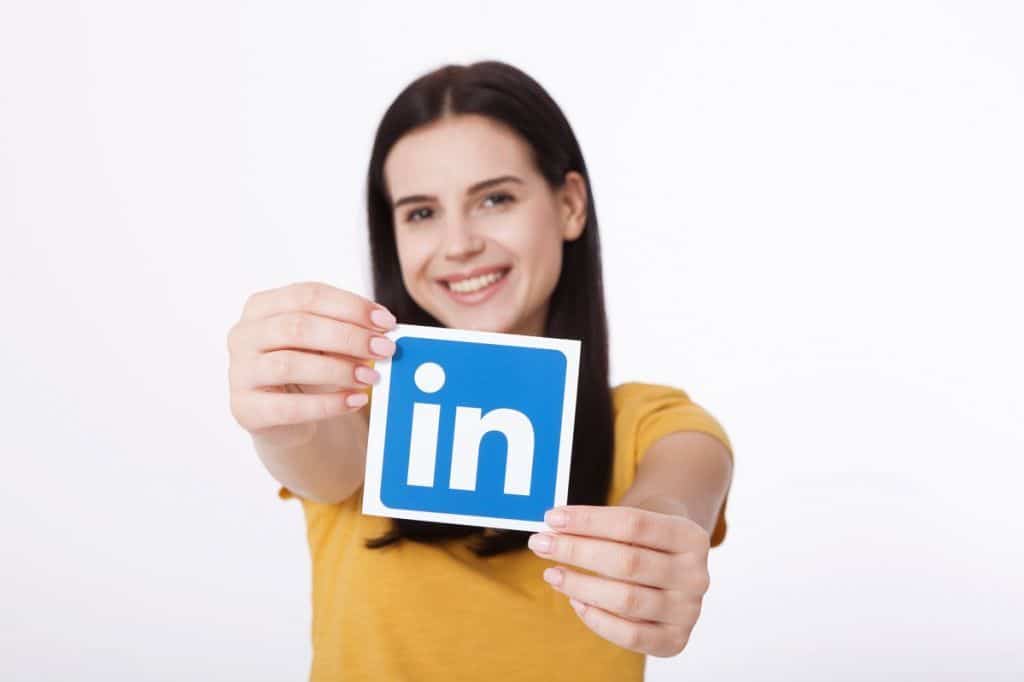 Persona Sosteniendo Logo De LinkedIn