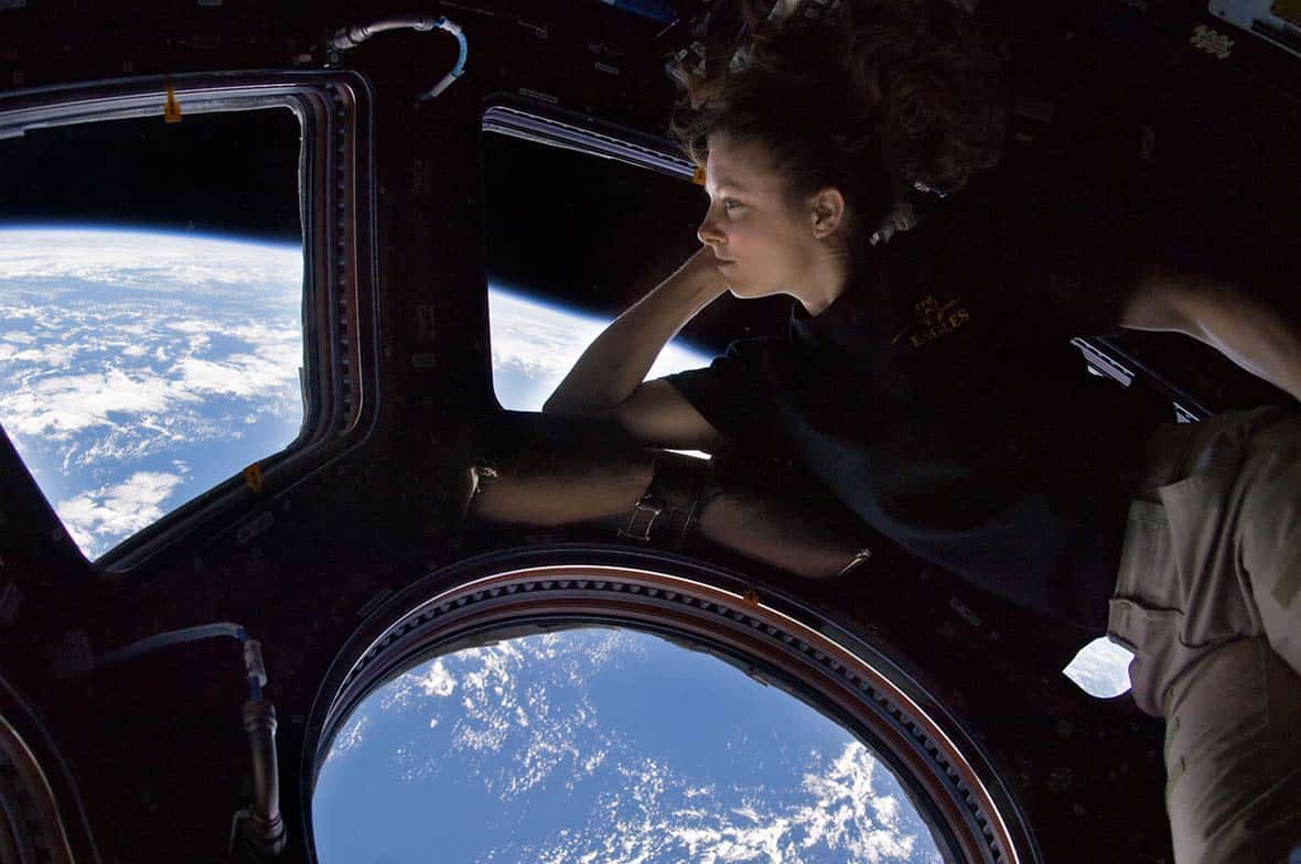 Mujer Viendo La Tierra En Proyecto De Vacaciones En El Espacio