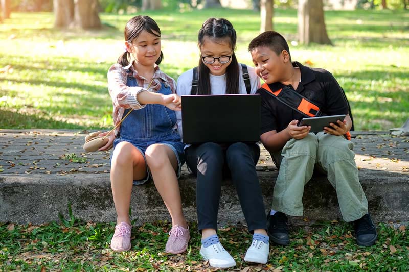 Tres Niños Usando El Internet