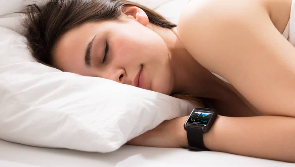 Persona Durmiendo Usando Un Smartwatch