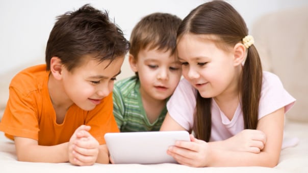 Niños Usando Un Dispositivo Con Internet