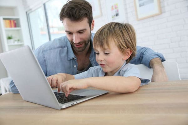 Padres Observando A Su Hijo Usando Una Laptop Con Internet