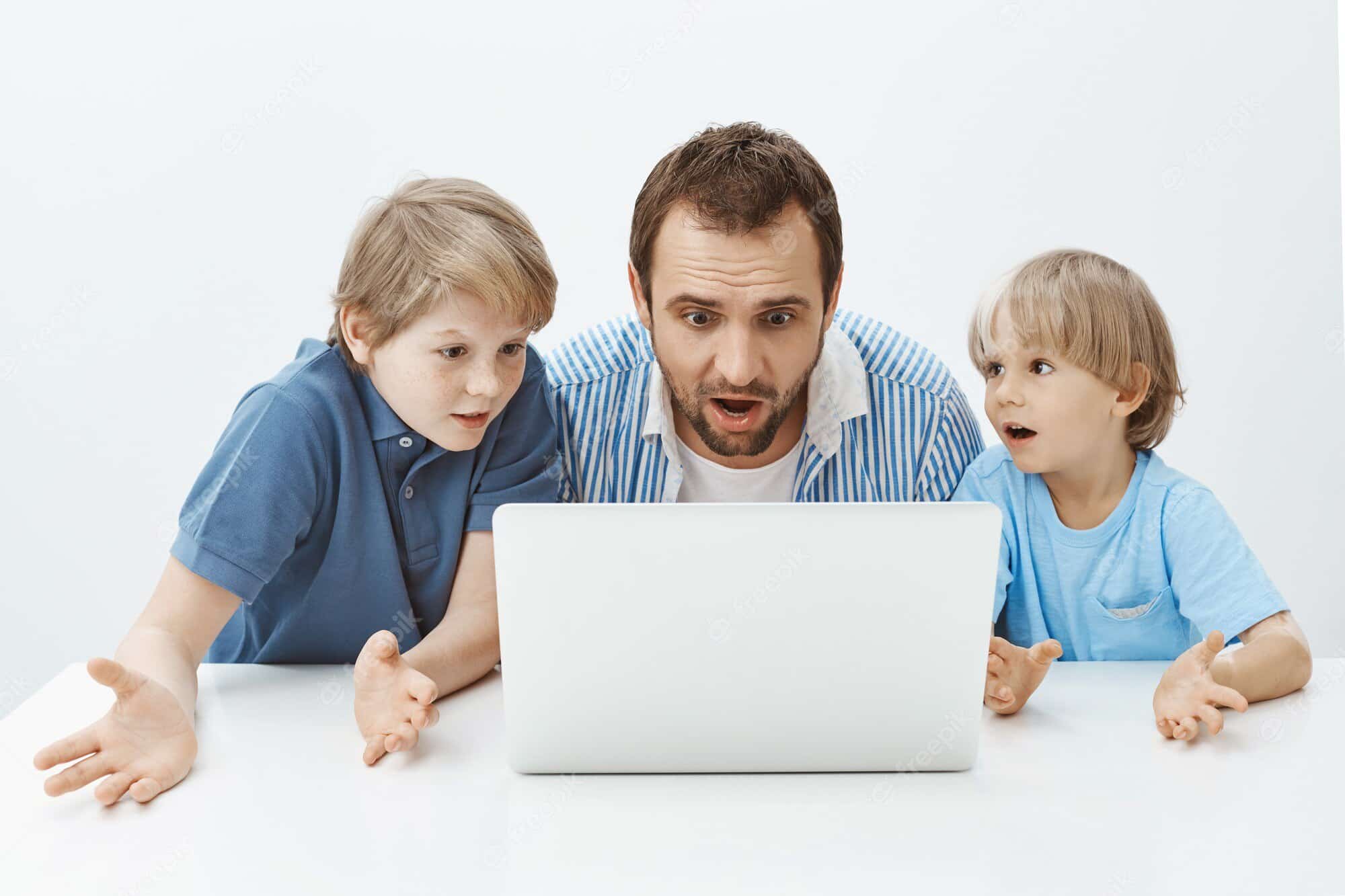 Padre E Hijo Navegando En Internet Día Del Internet Seguro