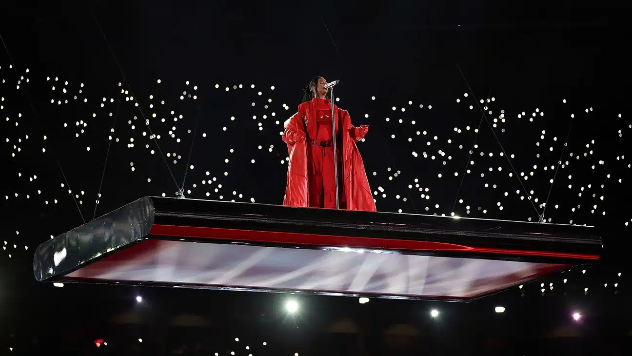 Después de 7 años, Rihanna reaparece en los escenarios iluminando el medio tiempo del Super Bowl 2023