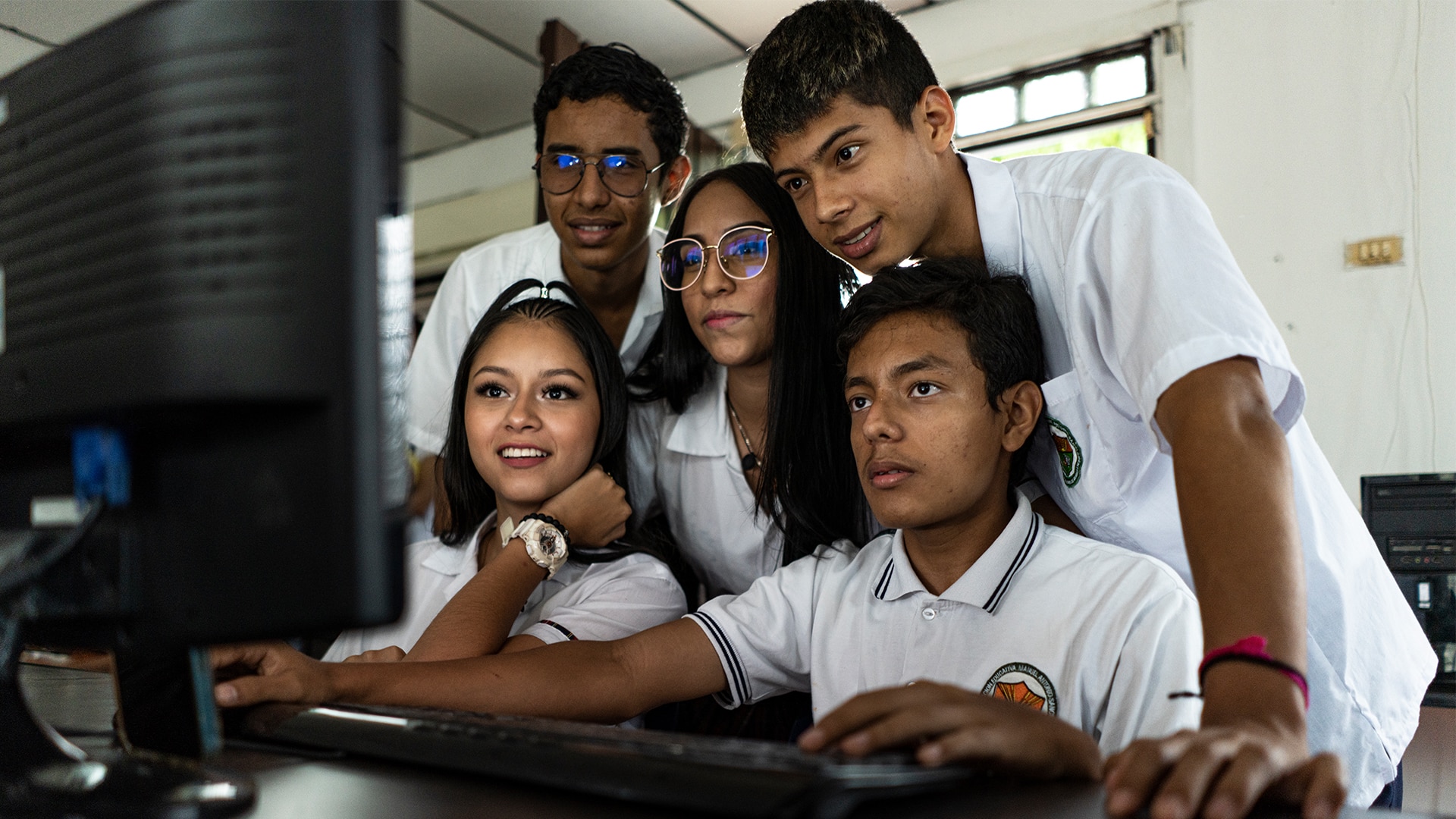 Cinco Jóvenes Con Un Computador En Un Laboratorio