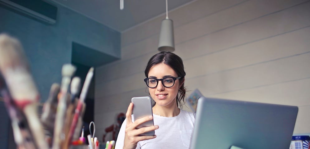 Imagen Panoramica De Mujer Usando Su Celular