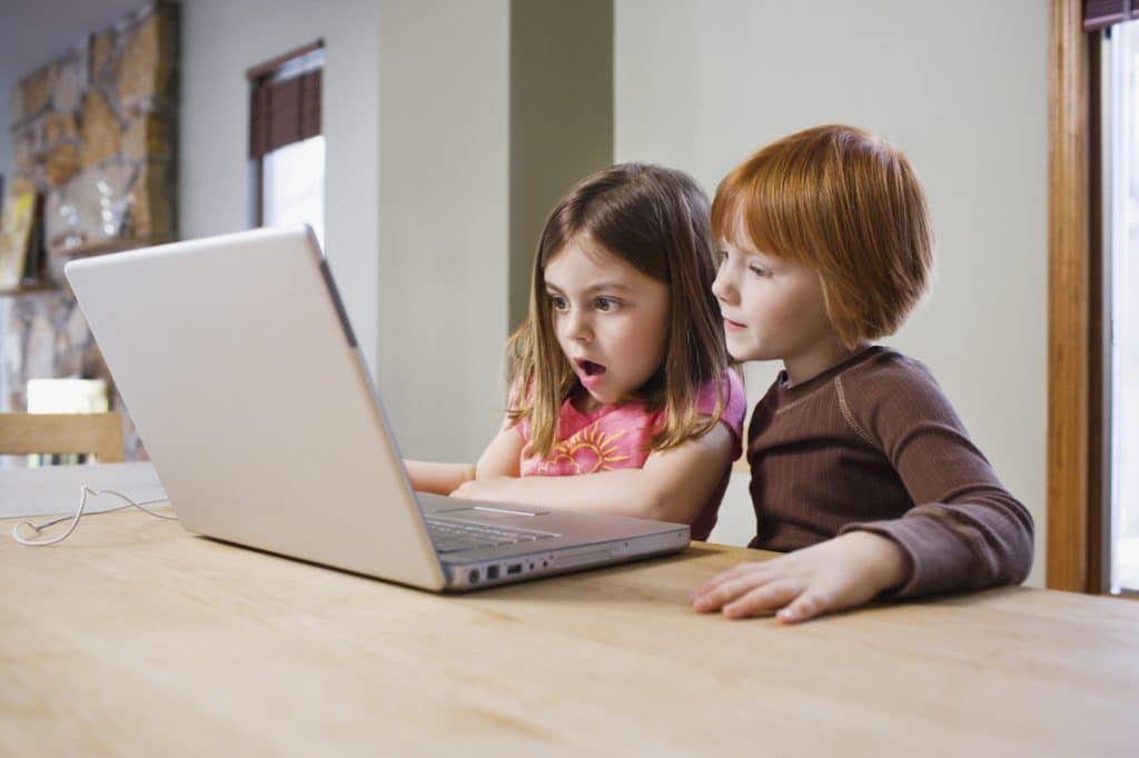 Jóvenes Usando Computadora