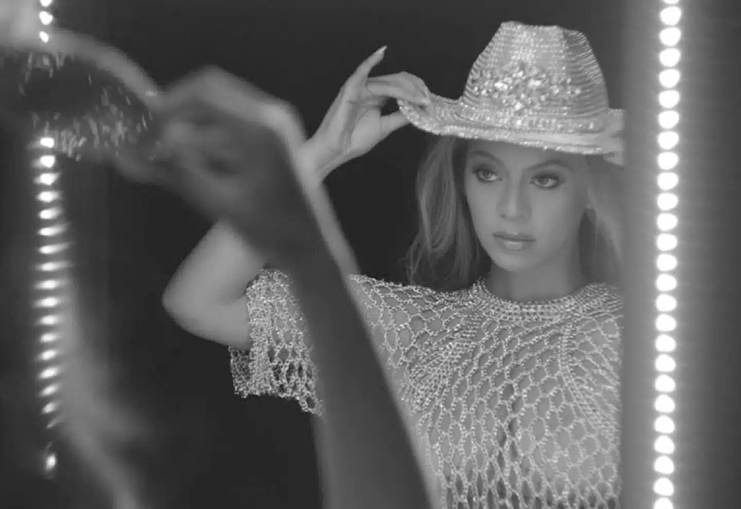 Foto De Beyonce Mirándose En Un Espejo