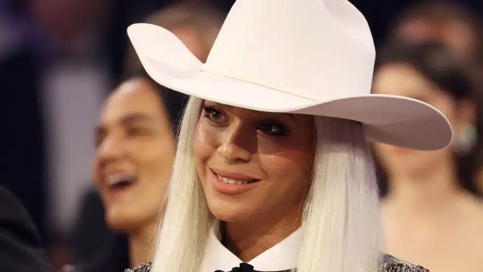 Foto De Beyonce Sonriendo Usando Un Sombrero Blanco
