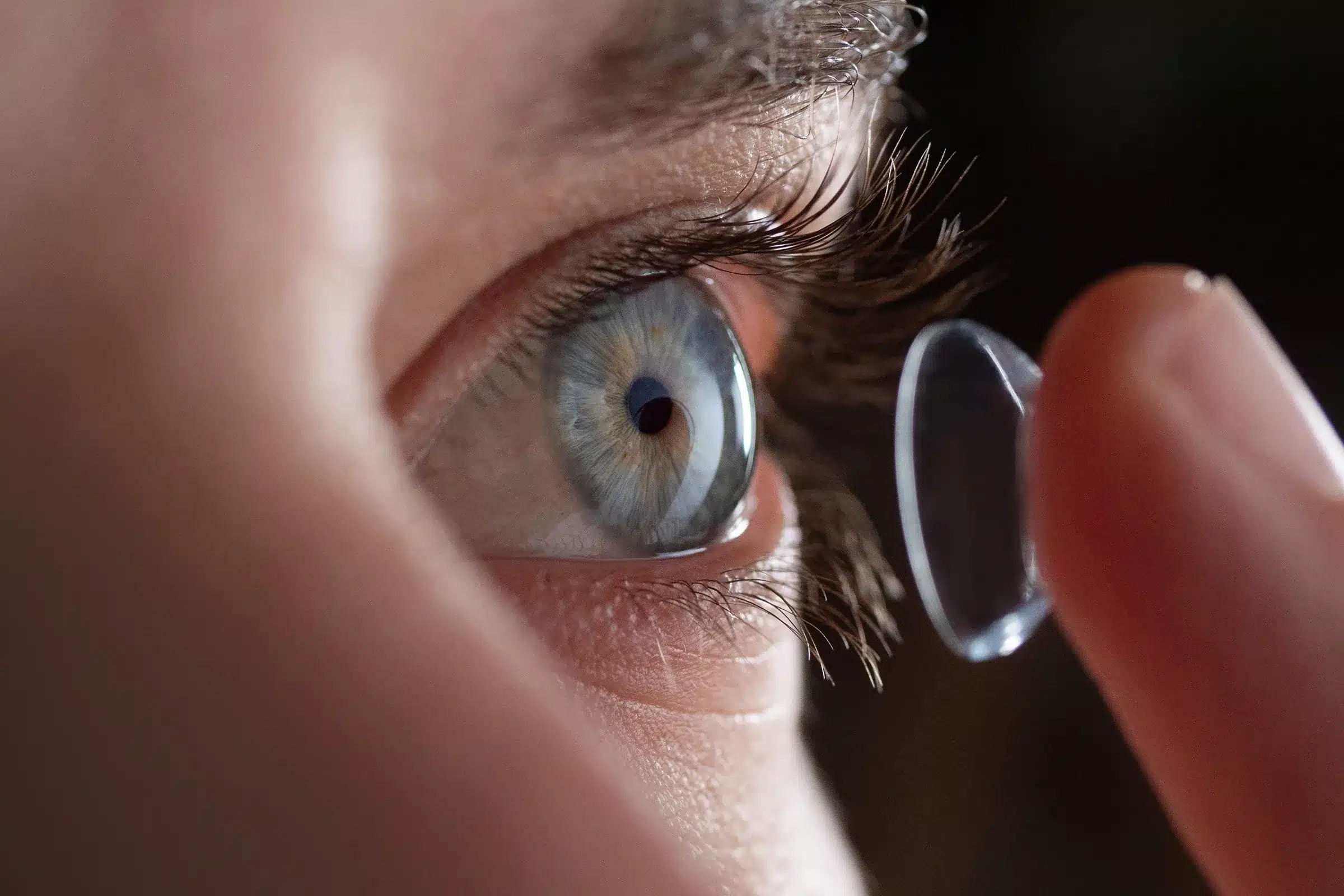 Ahora vienen los lentes de contacto con realidad aumentada