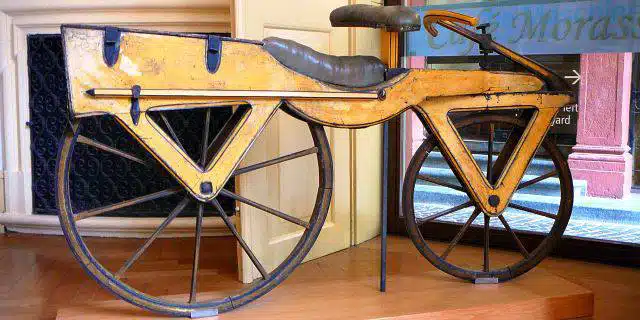 Bicicleta Antigua Hecha De Madera
