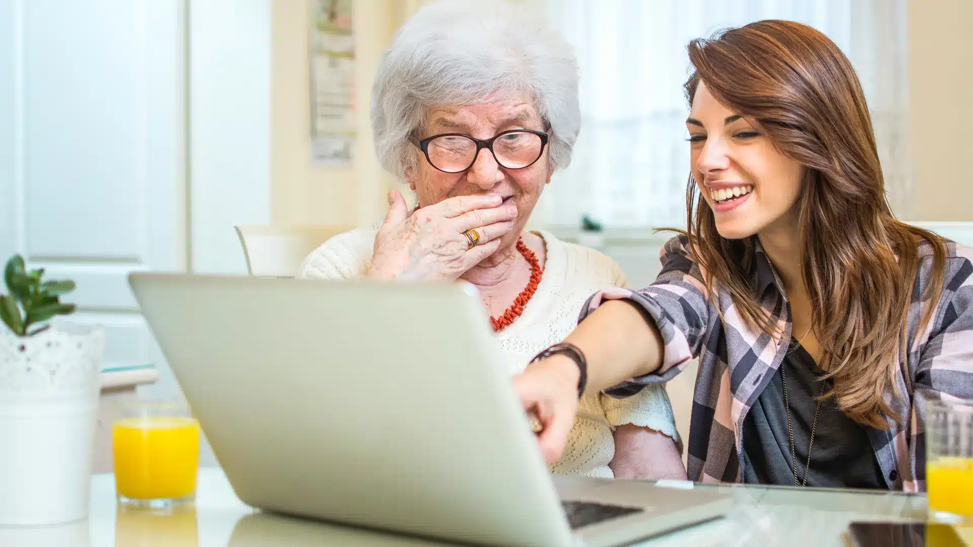 Descubrí cómo podés apoyar a los adultos mayores a través de la tecnología