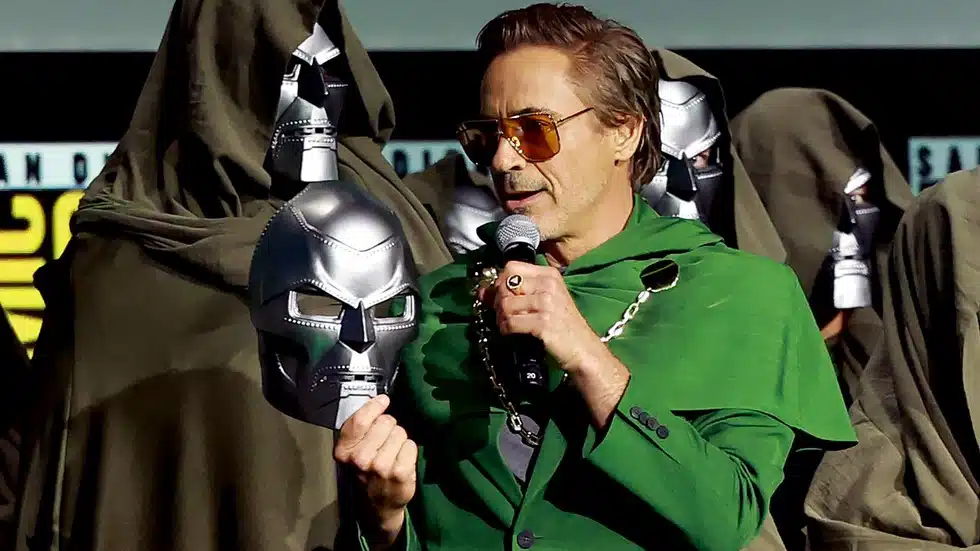 Robert Downey Jr Sosteniendo La Máscara De Doctor Doom