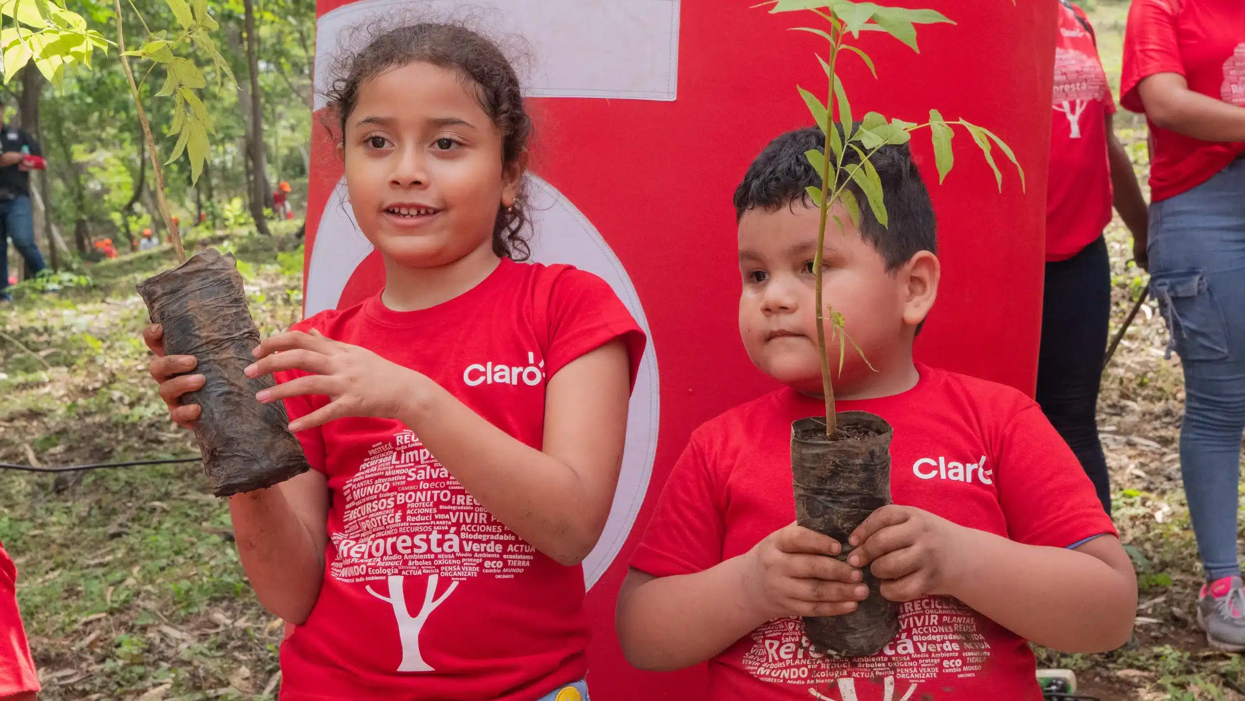 Jóvenes Sosteniendo Arboles En Jornada De Reforestación