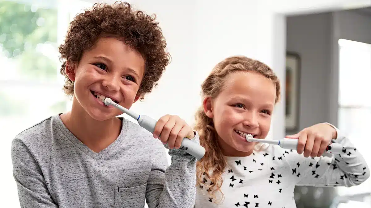 Jóvenes Cepillándose Los Dientes