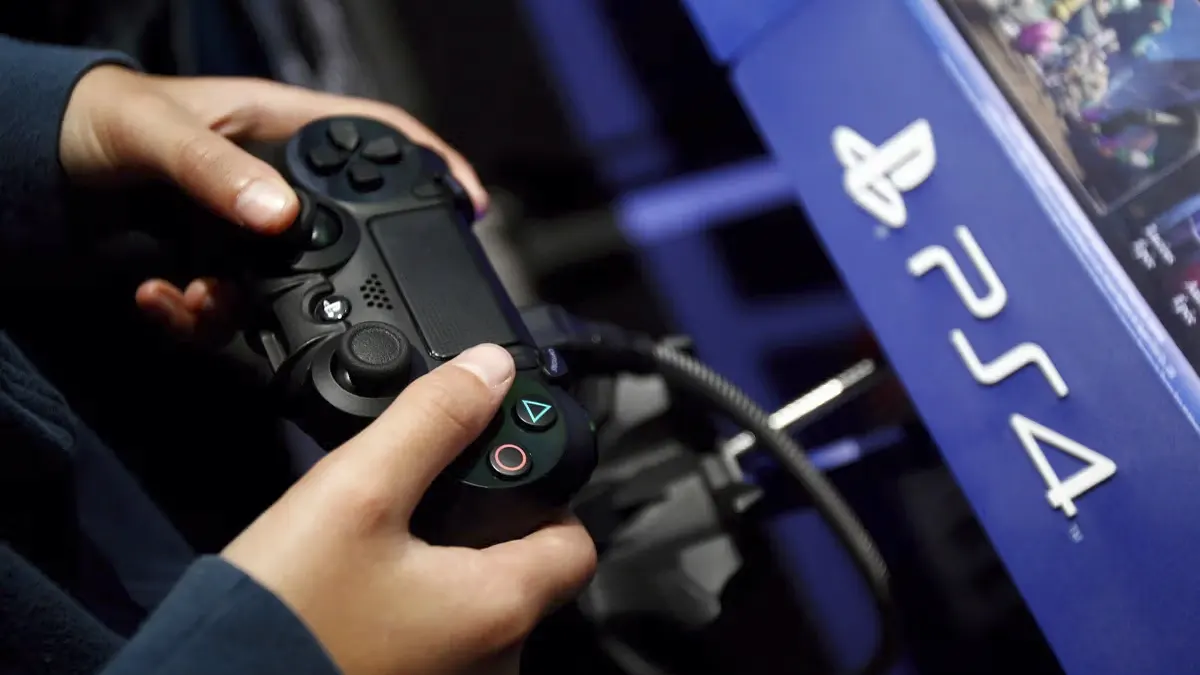 Persona Sosteniendo Un Mando De Playstation 4