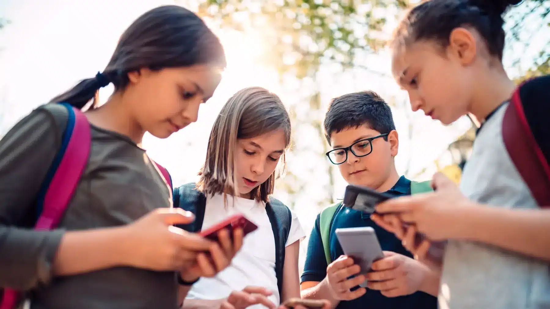 Jóvenes Usando Teléfonos Celulares Reunidos