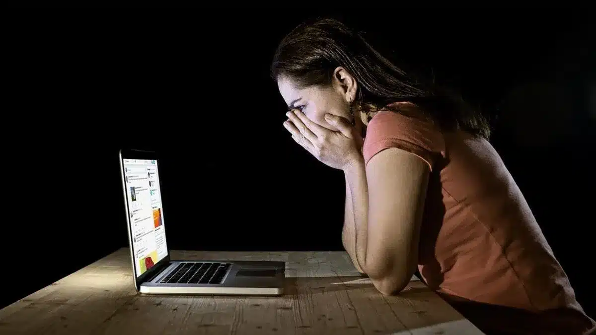 Mujer Revisando Redes Sociales Con Fondo Negro