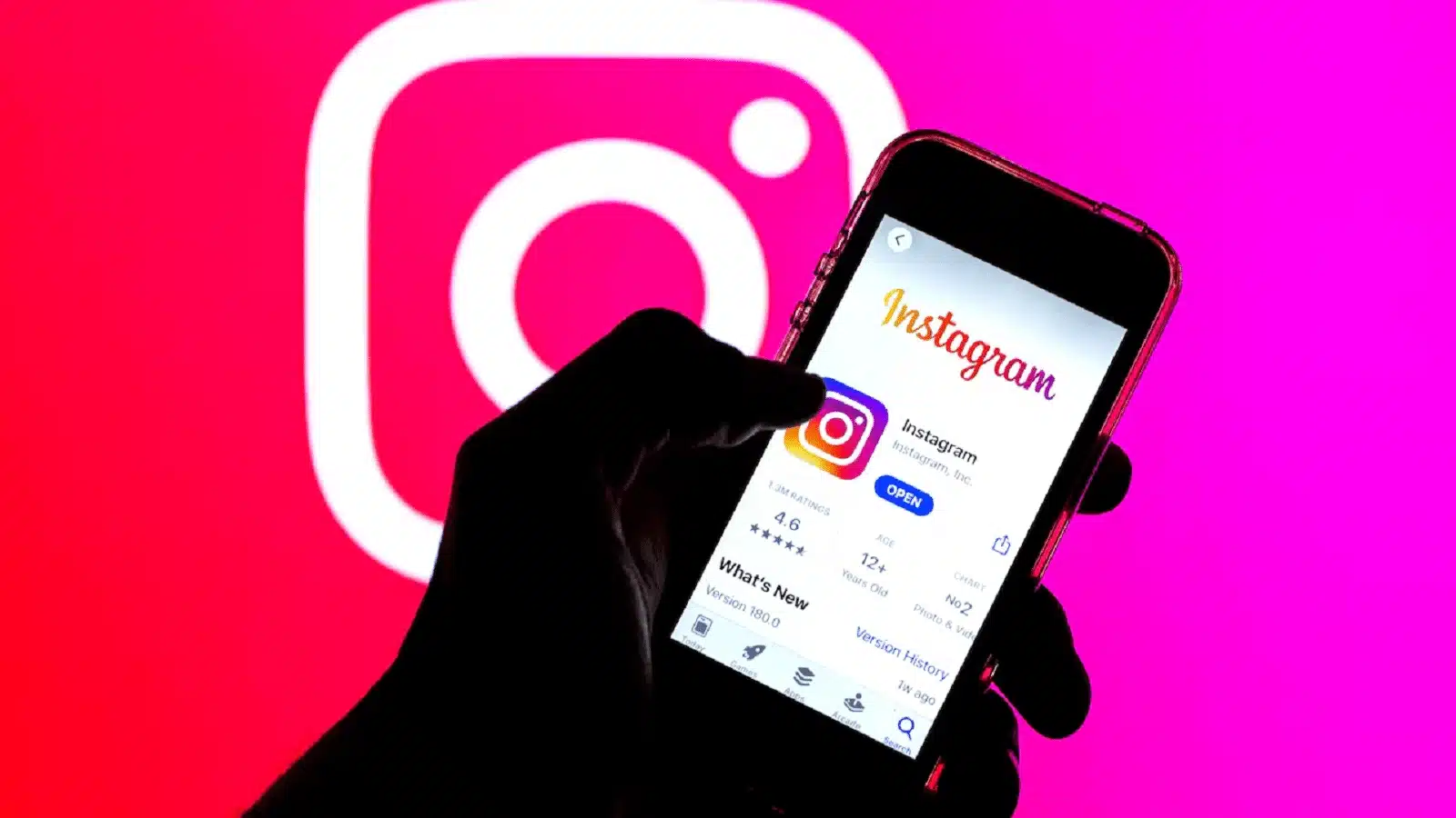 Persona Sosteniendo Celular Con App De Instagram