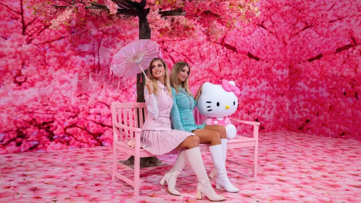 Famosos Posando Con Hello Kitty