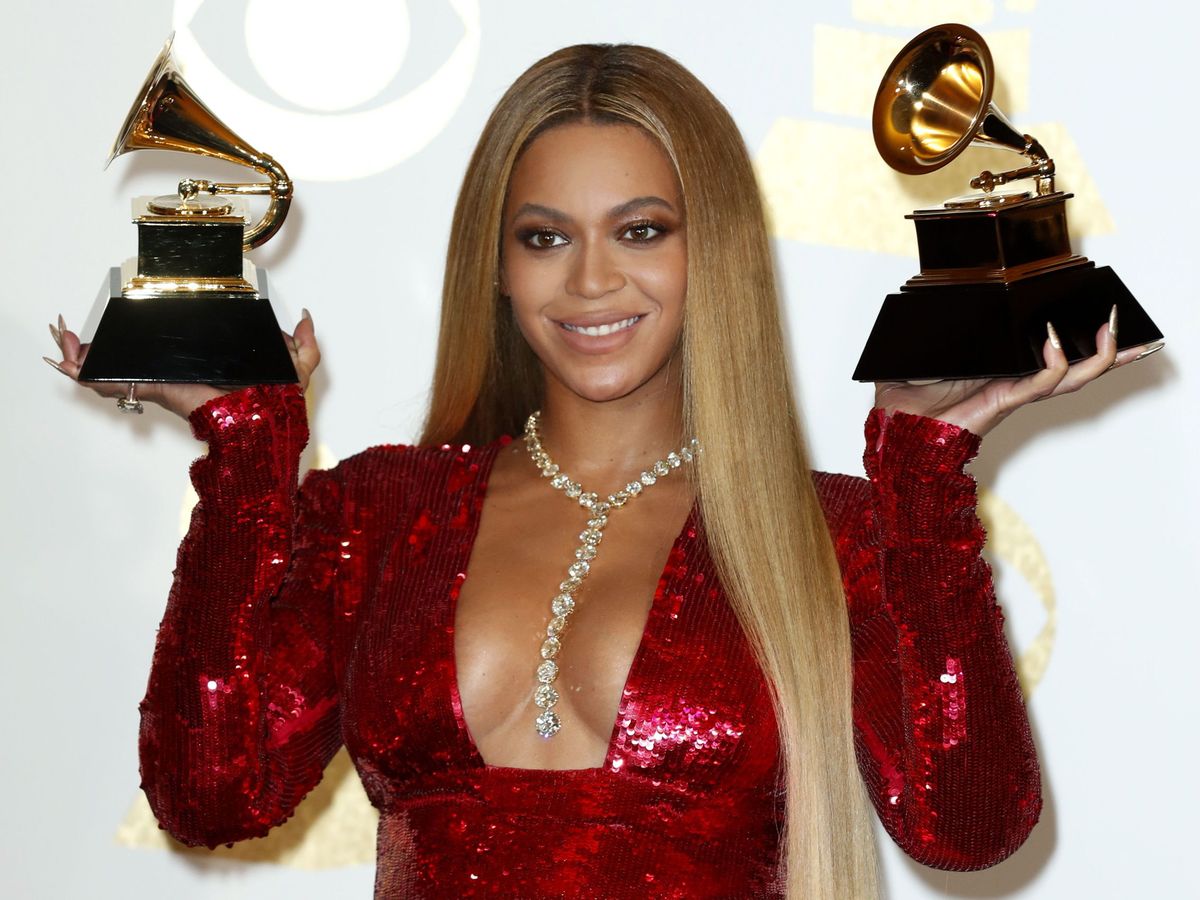 Beyonce Sosteniendo Premios Grammies