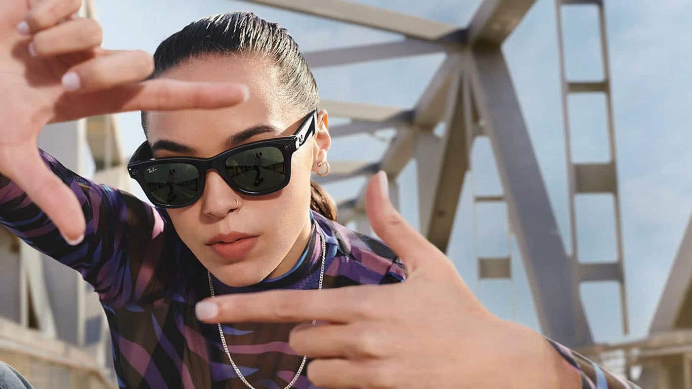 Persona Haciendo Una Cuadrado Mientra Posa Con Gafas Inteligentes Ray Ban