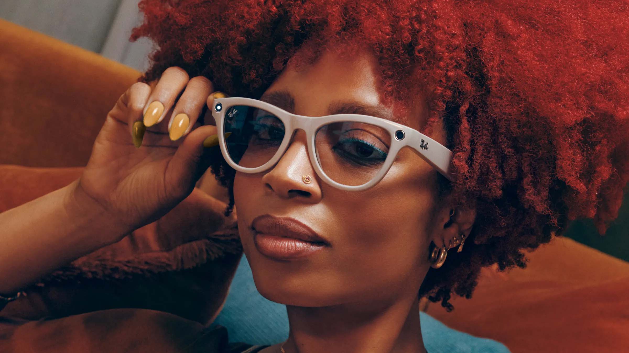 Persona Modelando Con Gafas Smart Ray Ban