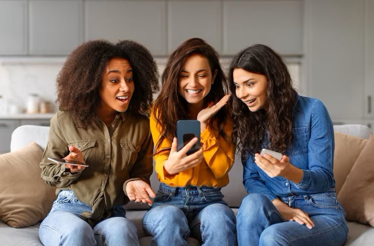 Tres Mujeres Reaccionando Al Contenido Telefono