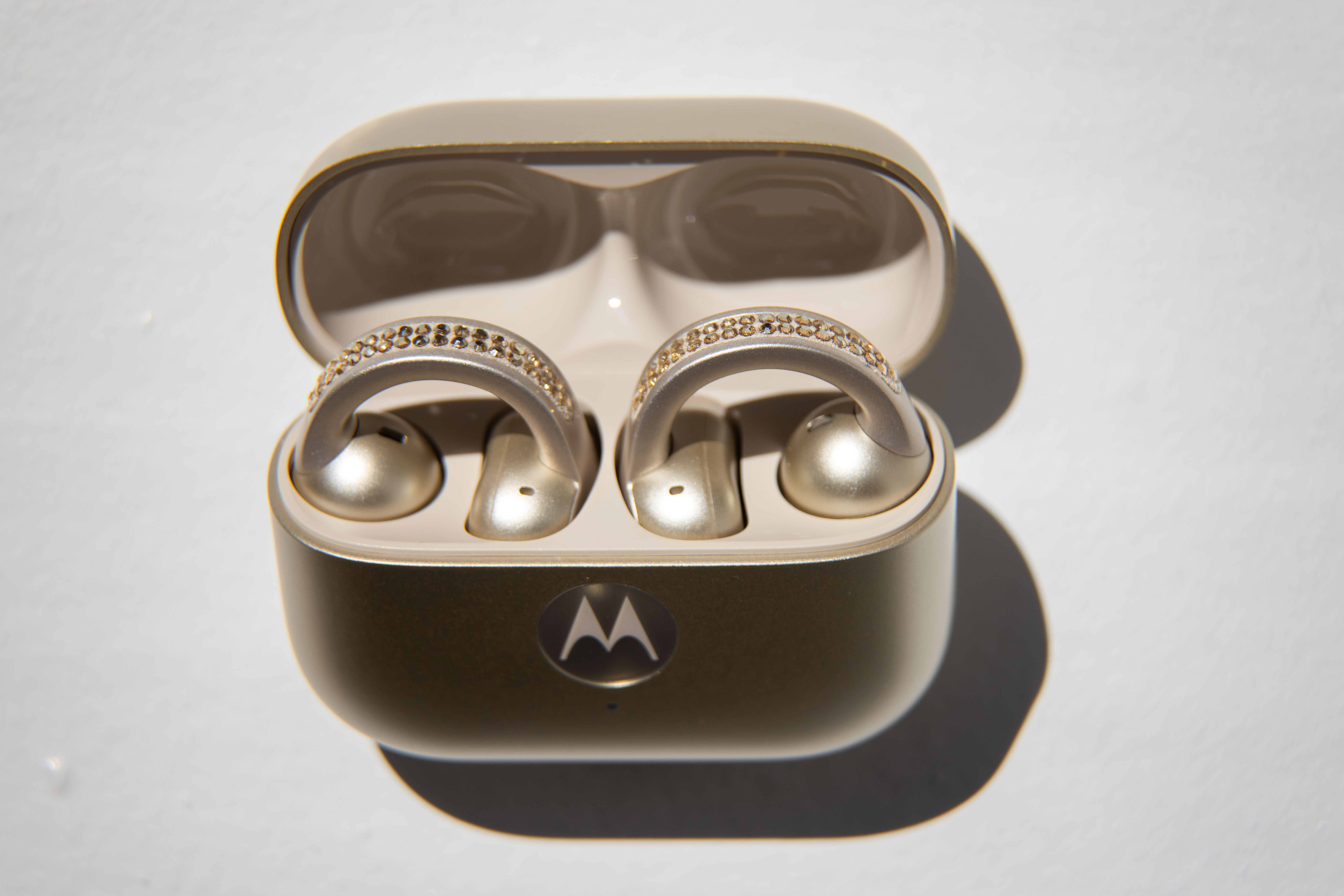 Motorola y Swarovski crean auriculares para que escuchés con lujo y estilo