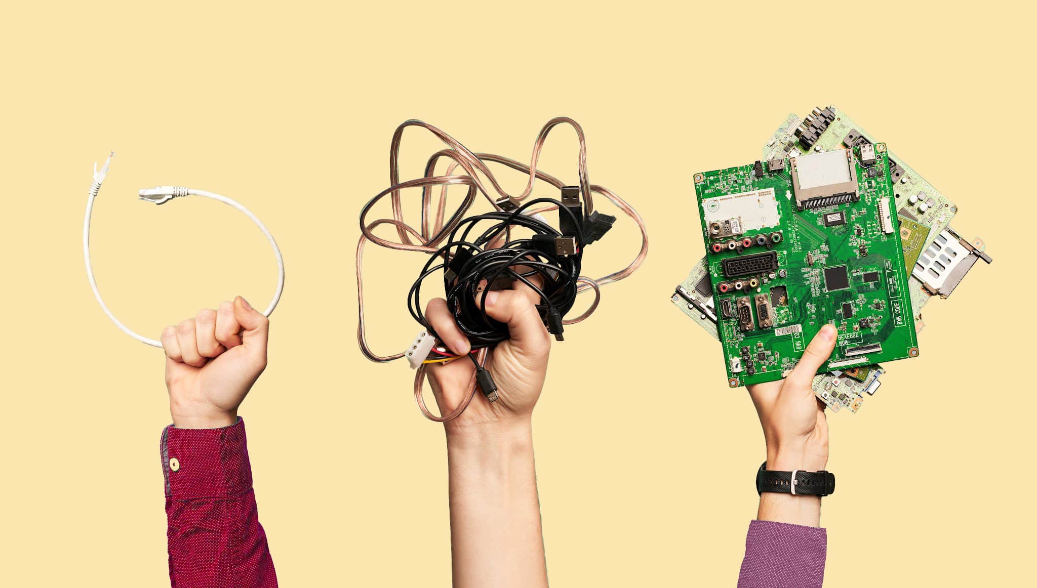 Manos Al Aire Sosteniendo Componentes Electronicos